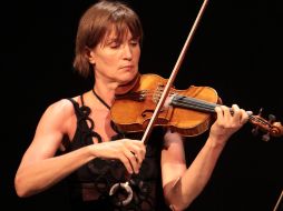 Mullova tiene una amplia y variada discografía y realiza sus interpretaciones en sus violines Stradivarius y Guadagnini. ARCHIVO /