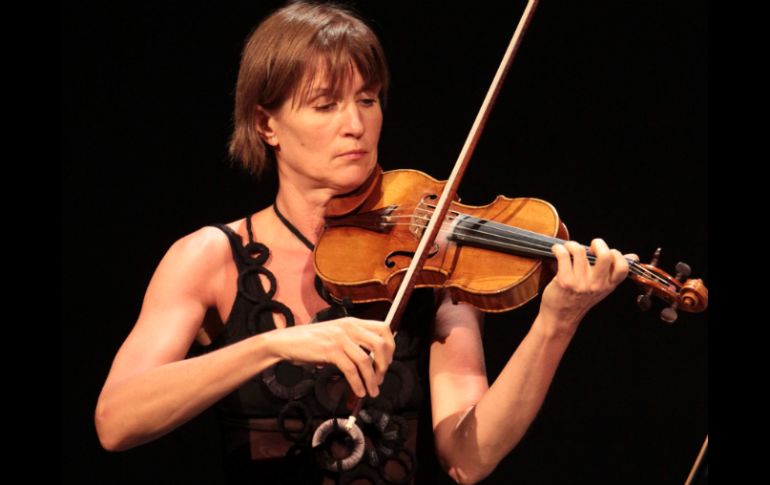 Mullova tiene una amplia y variada discografía y realiza sus interpretaciones en sus violines Stradivarius y Guadagnini. ARCHIVO /