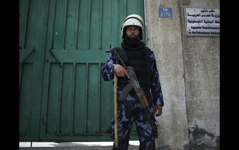 Debe contar con las firmas de apoyo de 25 mil electores de quince provincias. AP /