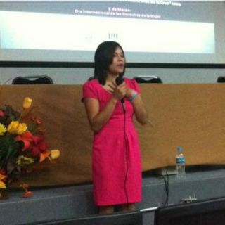 Abordan la trata de personas en simposium a favor de las mujeres