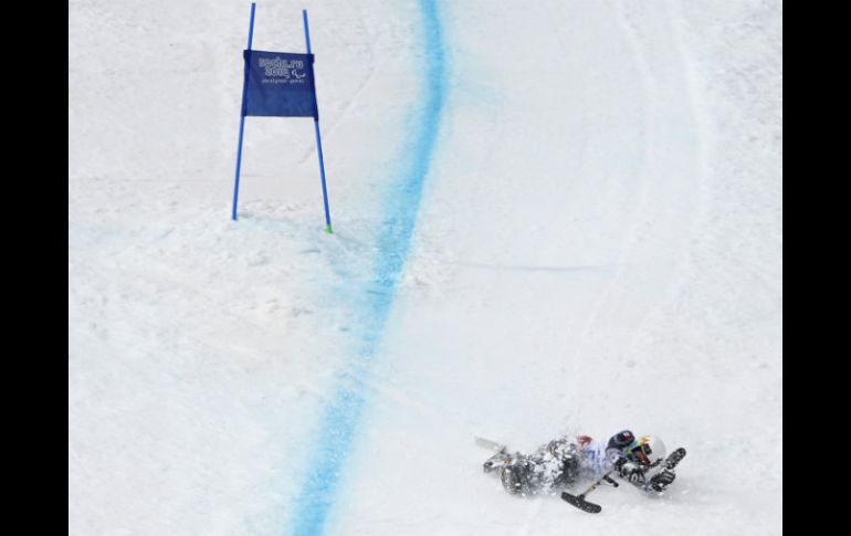 El atleta mexicano Arly Velásquez, al momento de su caída. AP /