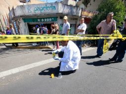 Un perito realiza las investigaciones correspondientes en el lugar del ataque. SUN /