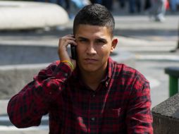 Los hombres centran su atención con las características técnicas del dispositivo. ARCHIVO /