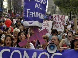 Cientos de personas participan en la marcha por los derechos de la mujer. SUN /