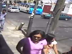 Una cámara de seguridad captó las imágenes de la situación que pudo ser mucho peor. ESPECIAL /