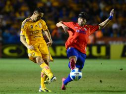 El jugador de Tigres Junior Anselmo (i) disputa el balón con Hugo Pavone (d), de Cruz Azul. EFE /