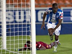 El ecuatoriano Enner Valencia festeja una de las anotaciones que realizó ante el arco rayado. MEXSPORT /