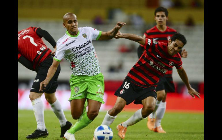 Luis Rodriguez y Sergio Ponce disputan el balón. MEXSPORT /