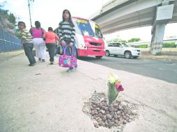 En el sitio del accidente del viernes quedó una rosa en memoria de la fallecida y los 19 heridos.  /