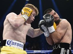 Acción de la pelea donde 'Canelo' Álvarez domina las acciones ante el 'Perro' Angulo AFP /