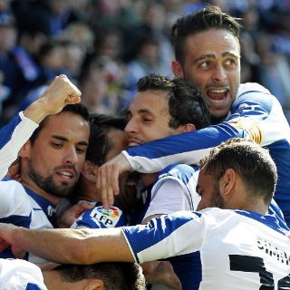 Espanyol gana y se acerca a Europa League