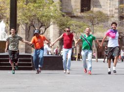 Cinco hombres corren en zapatillas de tacón en Plaza Liberación.  /