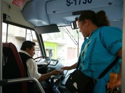 A partir de mañana regresa a seis pesos tarifa de transporte público. ARCHIVO /