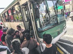 Marcha atrás. A partir de hoy el costo del pasaje en el transporte público de la metrópoli deberá regresar a seis pesos.  /