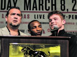 Momento incómodo. El cubano Erislandy Lara subió al estrado y pidió la palabra en el micrófono para retar públicamente a Saúl Álvarez.  /