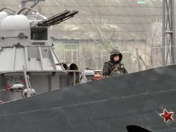 En el puerto de Sebastopol, soldados rusos desarman a militares ucranianos, según un portavoz de Defensa de Ucrania. EFE /