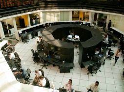 En la BMV se opera un volumen de 32.4 millones de títulos, por un importe de mil 036.9 millones de pesos. ARCHIVO /