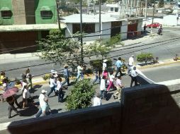 Maestros 'toman' el congreso desde las 6:30 horas como medida de presión. Foto:@SoloChilpo. ESPECIAL /
