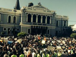 Uno de los puntos de la marcha, la Rectoría de la Universidad de Guadalajara. Foto: @udg_oficial. ESPECIAL /