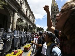 La retención no ocurrió inmediatamente después de la gresca en la que tres policías resultaron con heridas leves.  /