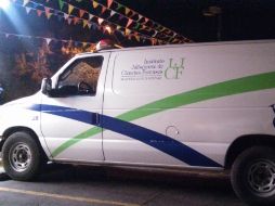 Personal del IJCF trasladaron el taxi a las instalaciones del Servicio Médico Forenses.  /