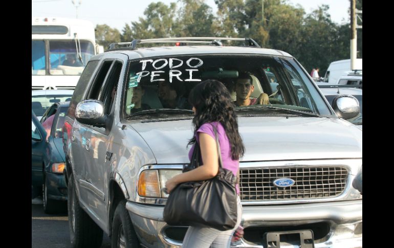 La iniciativa incita a los automovilistas a poner el hashtag #RaiteGDL en sus autos para que los usuarios puedan identificarlos.  /