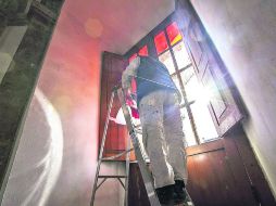 En proceso. El francés Daniel Buren afina los detalles para que su intervención en el Instituto Cultural Cabañas sea perfecta.  /