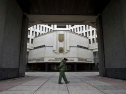 Un guardia se ve afuera del Parlamento regional en Simferopol. AP /