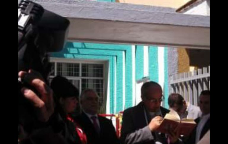 Un sacerdote bendice el nuevo Centro de Terapias Especiales, del IJAS.  /