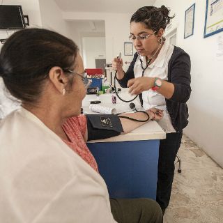 Osteoporosis afecta a tres mujeres por cada hombre en el país