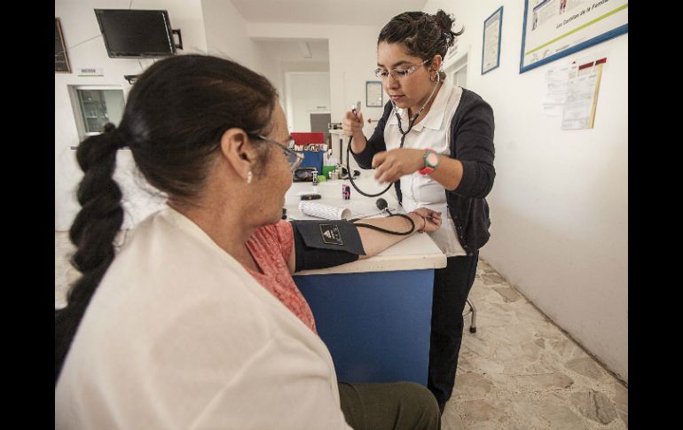 Especialista recomiendan consumir alimentos ricos en calcio así como beber leche para prevenir el padecimiento en mujeres. ARCHIVO /