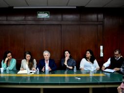 La titular de Cultura, Myriam Vachez, que viste saco azul, aseguró que serán 97 propuestas las que apoyará el programa Proyecta.  /