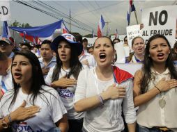 Manifestantes de la Arena participan en una marcha pacifista, para denunciar supuesto fraude de la TSE. EFE /