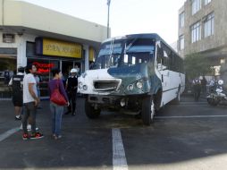 La calle fue cerrada tras el accidente y las dos unidades tuvieron que ser removidas mediante grúas.  /