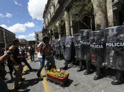 Ayer, manifestantes arrojaron huevos y botellas a los antimotines afuera de Palacio Municipal. ARCHIVO /