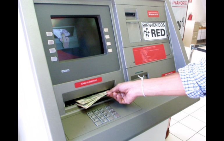 Se mantienen los servicios de banca por teléfono e Internet, así como la red de 36 mil cajeros automáticos. ARCHIVO /