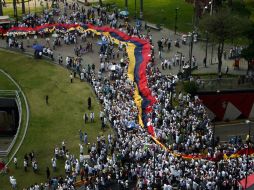 La oposición niega que genere violencia; las muertes en manifestaciones son por represión policial o grupos ''paramilitares'', señalan. ARCHIVO /