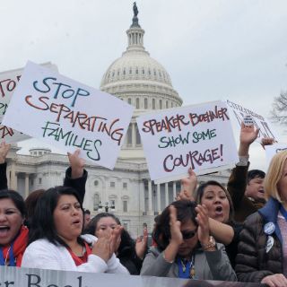 Inmigrantes demandan frente a Casa Blanca cese a deportaciones