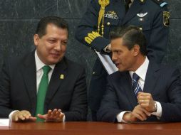 Enrique Peña Nieto (d) y Raúl Plascencia (i) durante el informe de trabajo de 2013 de la CNDH. NTX /