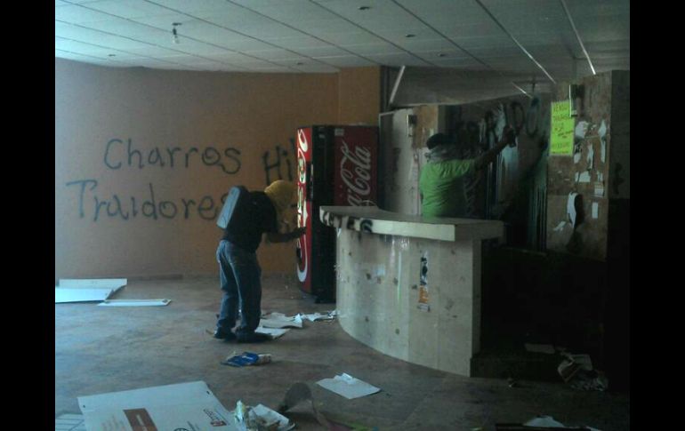 Profesores de la CETEG saquean oficinas sindicales y rompen cristales del edificio. TOMADA DE @JESIKTORRES  /