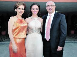 Con la festejada. Gabriela Becerril, Fernanda y Héctor Castellanos.  /