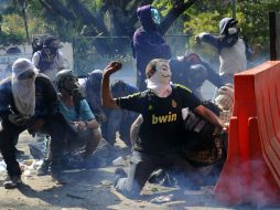 Estudiantes se enfrentan a elementos de la policía en un nuevo día de protestas. AFP /