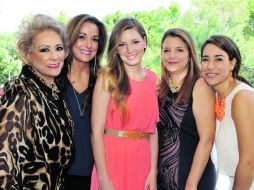 Con la futura esposa. Mónica Castellanos, Martha González, Elba López de Castellanos, Martha Frank de González y Mónika Franco.  /