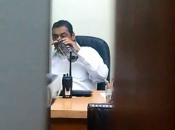 El video, publicado por le usuario Relón CG, tiene una duración de tres minutos y muestra a un hombre inhalando una presunta droga. ESPECIAL /