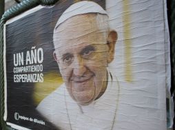 La imagen del Papa Francisco permanece en un poster donde se anuncia el año de su pontificado. AP /