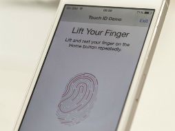 Apple ha equipado su última generación de iPhone de un lector con huella digital, para aumentar la seguridad del teléfono inteligente. ARCHIVO /