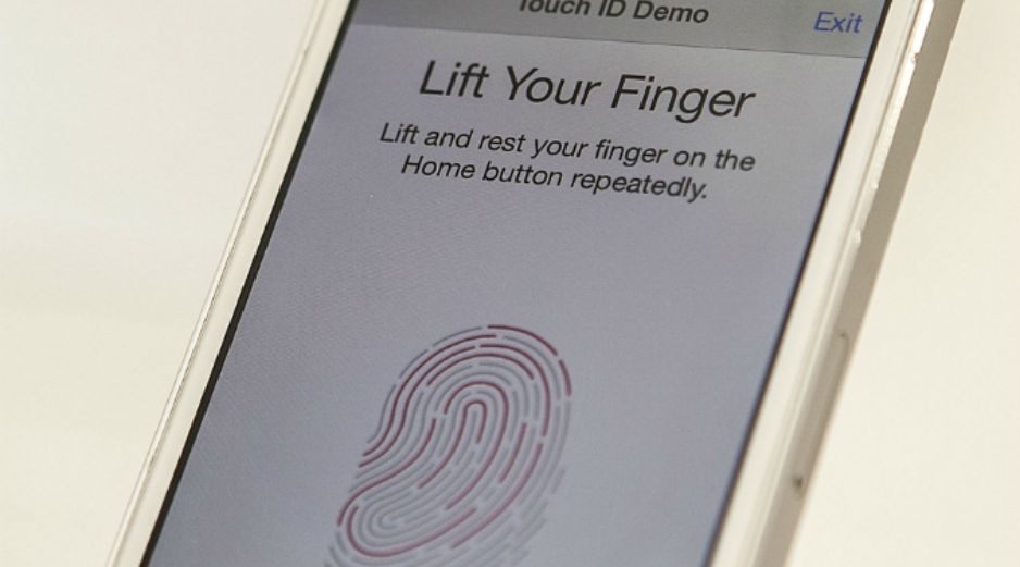 Apple ha equipado su última generación de iPhone de un lector con huella digital, para aumentar la seguridad del teléfono inteligente. ARCHIVO /