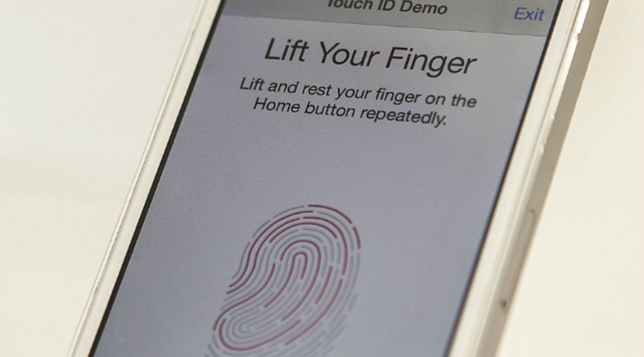 Apple ha equipado su última generación de iPhone de un lector con huella digital, para aumentar la seguridad del teléfono inteligente. ARCHIVO /