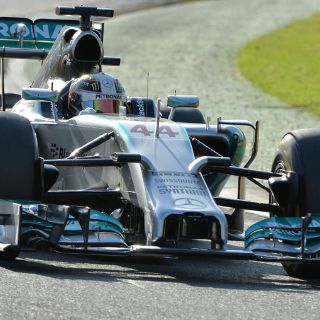 Hamilton vuelve a poner favorito a Mercedes en Australia
