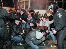 Policías protegen a varios habitantes ucranianos que fueron agredidos por prorrusos en Donetsk. AFP /
